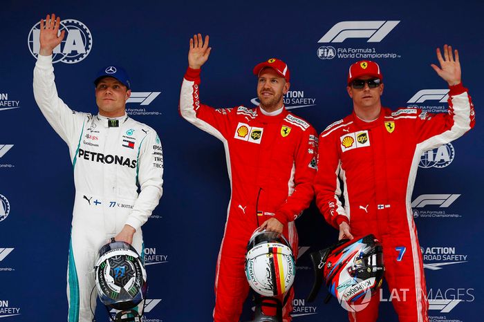 Ganador de la pole Sebastian Vettel, Ferrari, segundo lugar Kimi Raikkonen, Ferrari, tercer lugar Valtteri Bottas, Mercedes AMG F1