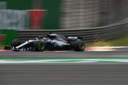 Lewis Hamilton, Mercedes-AMG F1 W09 EQ Power+, fait des étincelles