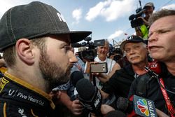 Un triste James Hinchcliffe, Schmidt Peterson Motorsports Honda, después de haber sido derrotado y un intento decepcionante en otra carrera clasificatoria que fue denegada cuando se acabó el tiempo