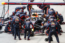 Daniel Ricciardo, Red Bull Racing RB14, pitstop
