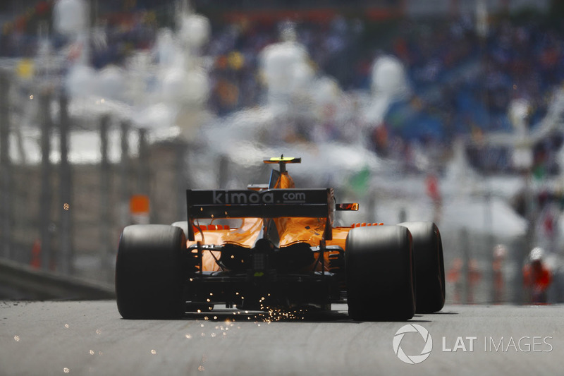 Stoffel Vandoorne, McLaren MCL33, fait des étincelles