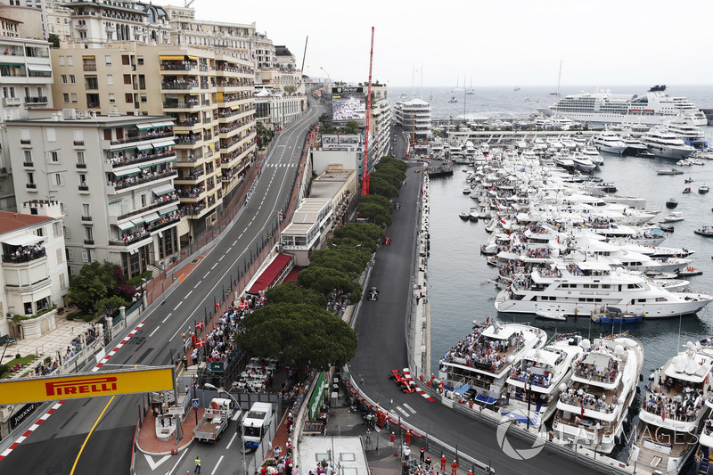 Sebastian Vettel, Ferrari SF71H, precede Lewis Hamilton, Mercedes AMG F1 W09, Kimi Raikkonen, Ferrari SF71H. Valtteri Bottas, Mercedes AMG F1 W09, Esteban Ocon, Force India VJM11 e Fernando Alonso, McLaren MCL33
