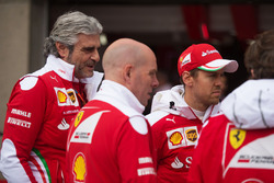 Maurizio Arrivabene, director del equipo Ferrari con Jock Clear, Director de ingeniería de Ferrari y