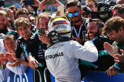 Переможець гонки Льюіс Хемілтон, Mercedes AMG F1 святкує з командою у закритому парку