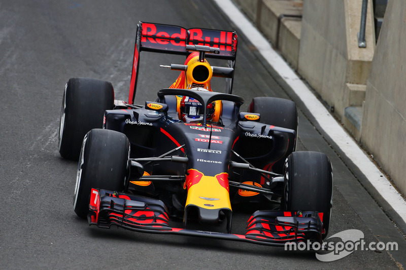 Pierre Gasly, Red Bull Racing RB12 Test Driver, in pista con il dispositivo Halo