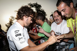 Fernando Alonso, McLaren, schreibt Autogramme