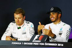 (Зліва направо): Ніко Росберг, Mercedes AMG F1 та товариш по команді Льюїс Хемілтон, Mercedes AMG F1