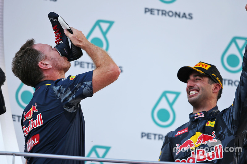 (Da sx a dx): Christian Horner, Team Principal Red Bull Racing festeggia sul podio bevendo champagne