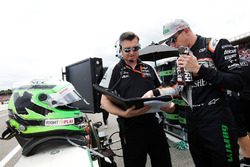 Nico Hulkenberg, Sahara Force India F1 with Bradley Joyce, Sahara Force India F1 Race Engineer on the grid