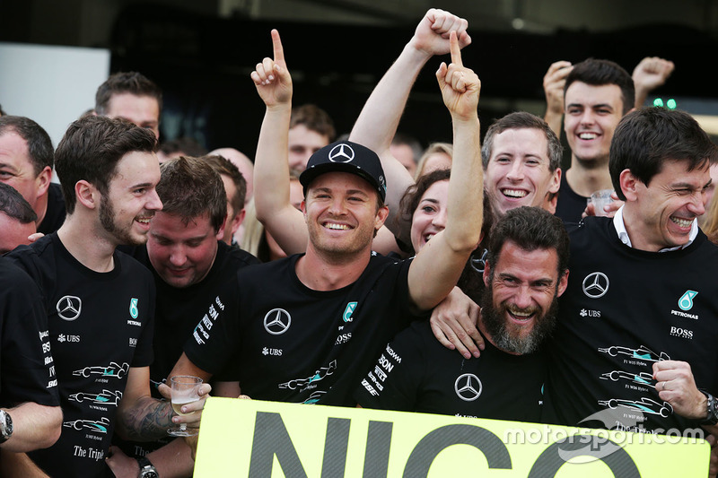 Race winner Nico Rosberg, Mercedes AMG F1 celebrates the Constructors' title with Toto Wolff, Merced