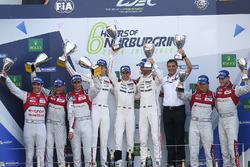 Podium: race winnaars Timo Bernhard, Mark Webber, Brendon Hartley, Porsche Team, tweede plaats Lucas