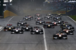 Jordan King, Racing Engineering lidera en la curva 1