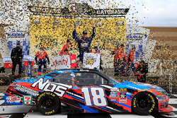 Ganador de la carrera Kyle Busch, Joe Gibbs Racing Toyota