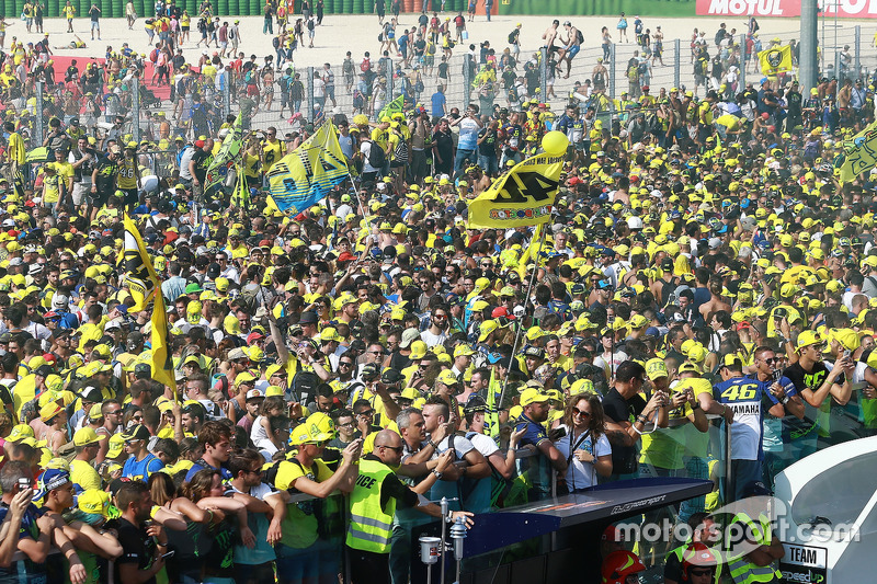 Valentino Rossi, Yamaha Factory Racing, fans