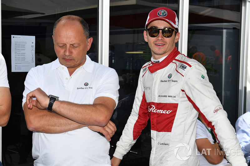 Charles Leclerc, Sauber festeggia con Frederic Vasseur, Sauber, Team Principal