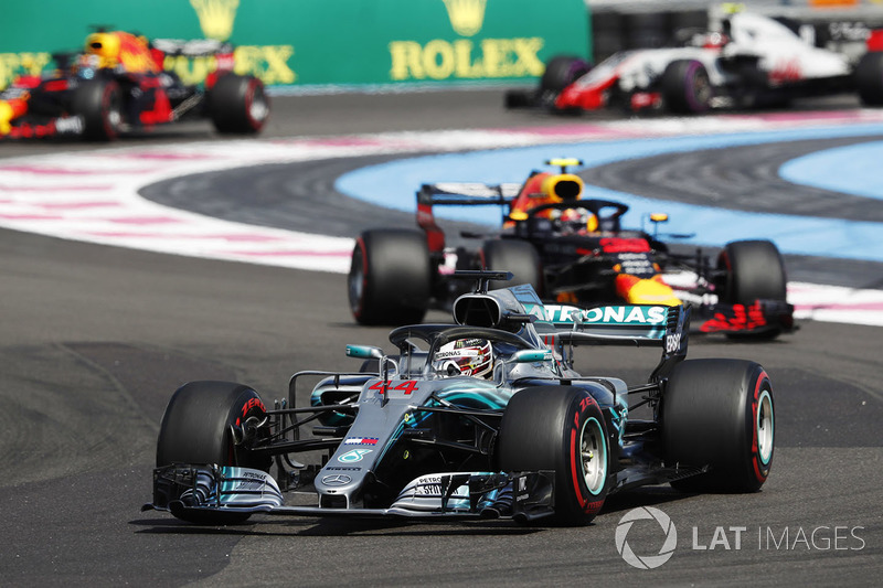 Lewis Hamilton, Mercedes AMG F1 W09, por delante de Max Verstappen, Red Bull Racing RB14, Daniel Ricciardo, Red Bull Racing RB14, y Kevin Magnussen, Haas F1 Team VF-18