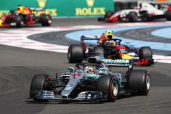 Lewis Hamilton, Mercedes AMG F1 W09, devant Max Verstappen, Red Bull Racing RB14, Daniel Ricciardo, Red Bull Racing RB14, et Kevin Magnussen, Haas F1 Team VF-18