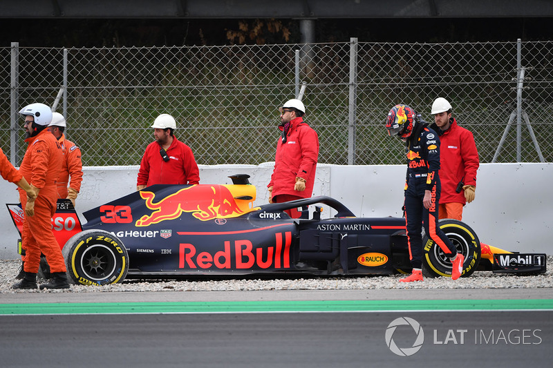 Max Verstappen, Red Bull Racing RB14 nella ghiaia