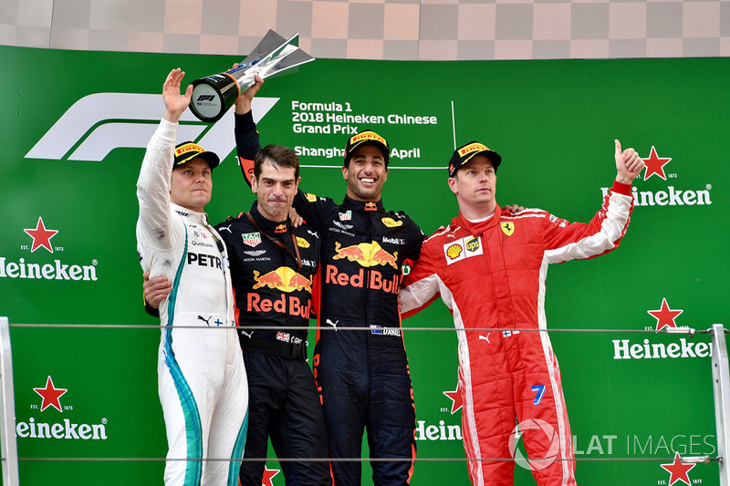 Il vincitore della gara Daniel Ricciardo, Red Bull Racing, il secondo classificato Valtteri Bottas, Mercedes-AMG F1, il terzo classificato Kimi Raikkonen, Ferrari