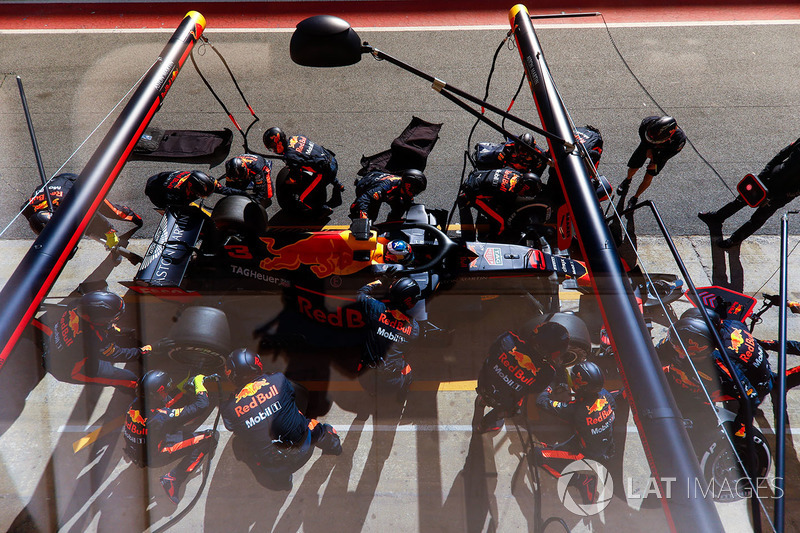 Daniel Ricciardo, Red Bull Racing RB14, pit stop