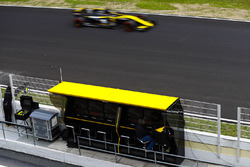 Nico Hulkenberg, Renault Sport F1 Team RS18., devant le muret des stands Renault