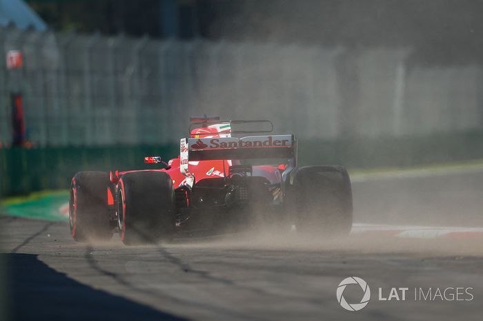Sebastian Vettel, Ferrari SF70H se sigue hacia el césped