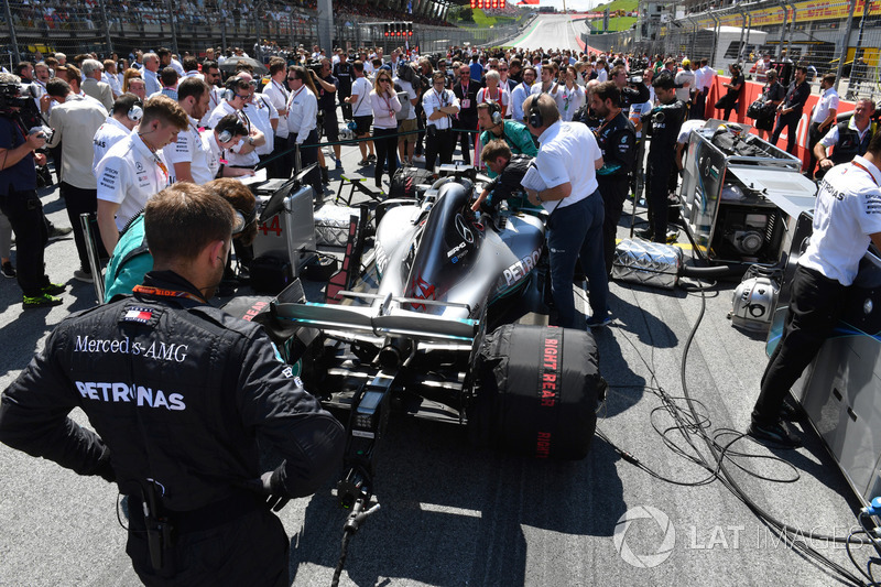Lewis Hamilton, Mercedes-AMG F1 W09, en la parrilla