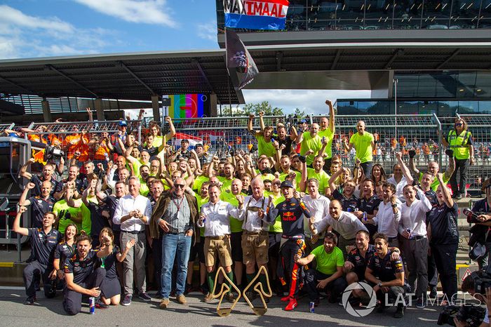 El ganador Max Verstappen, Red Bull Racing con su equipo