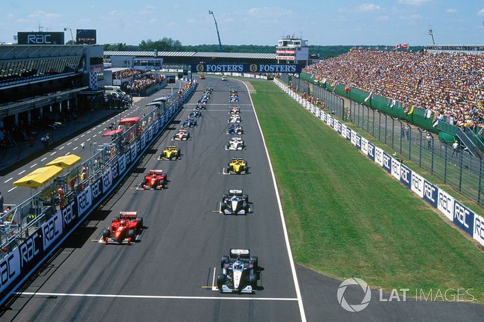 Para Schumacher, la carrera no comenzó bien desde el principio siendo superado por Coulthard e Irvine.