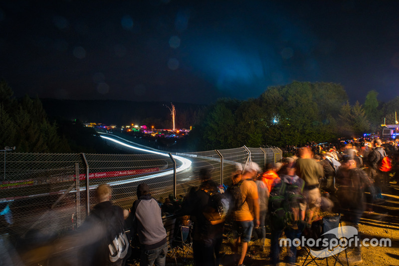 Nürburgring-Nordschleife bei Nacht