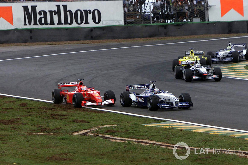 Juan Pablo Montoya, BMW Williams FW23 dépasse Michael Schumacher, Ferrari F1 2001