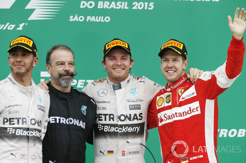 Podium : le second Lewis Hamilton, Mercedes AMG, James Waddell, technicien composite Mercedes AMG F1, le vainqueur Nico Rosberg, Mercedes AMG, le troisième Sebastian Vettel, Ferrari