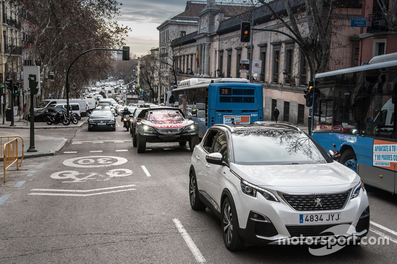 Carlos Sainz, Lucas Cruz, Peugeot Sport nelle strade di Madrid