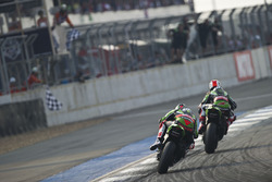 Джонатан Рей, Kawasaki Racing Team едет впереди Тома Сайкса, Kawasaki Racing Team