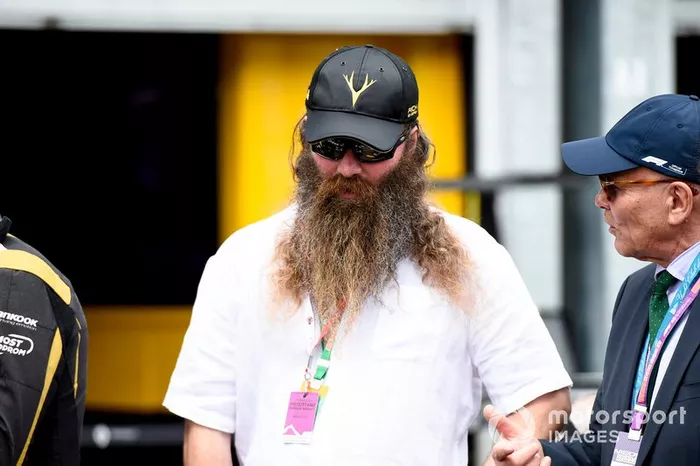 Apesar dos protestos, o barbudo CEO acabou saindo do comando da empresa, mas citou o Exterminador do Futuro ao deixar recado: 