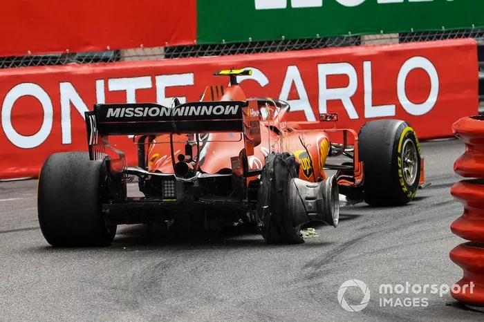 Charles Leclerc, Ferrari SF90, subisce una foratura