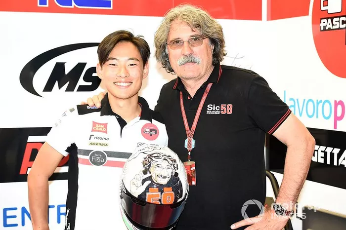 Casco de Tatsuki Suzuki, SIC58 Squadra Corse, con Paolo Simoncelli