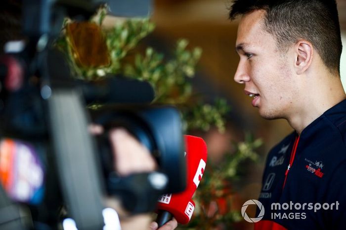 Alexander Albon, Toro Rosso con los medios