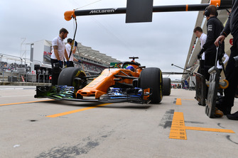 Fernando Alonso, McLaren MCL33 in his pit box