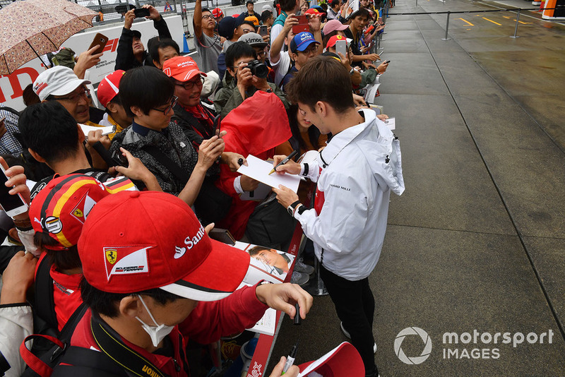 Charles Leclerc, Sauber signs autographs for the fans