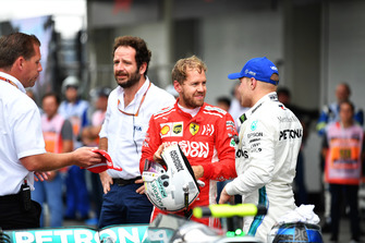 Sebastian Vettel, Ferrari et Valtteri Bottas, Mercedes AMG F1 dans le Parc Fermé