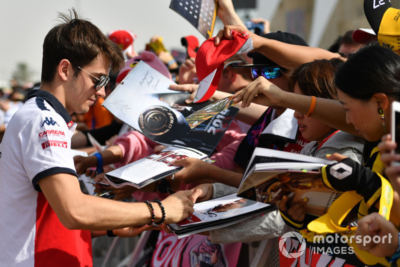 Charles Leclerc, Sauber signs autographs for the fans