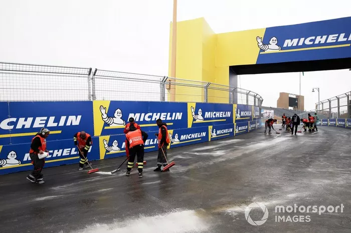 Comisarios intentan secar la pista