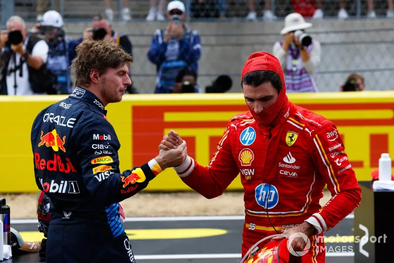 1位マックス・フェルスタッペン（レッドブル・レーシング）、2位カルロス・サインツ（スクーデリア・フェラーリ）、パルクフェルメで祝福しあう