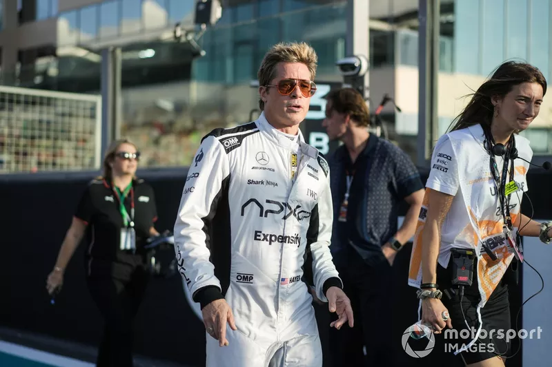 Brad Pitt en la parrilla para el rodaje de la película sobre F1