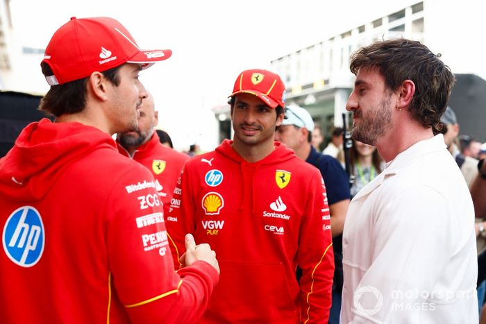 Charles Leclerc, Scuderia Ferrari, Carlos Sainz, Scuderia Ferrari, charla con Paul Mescal