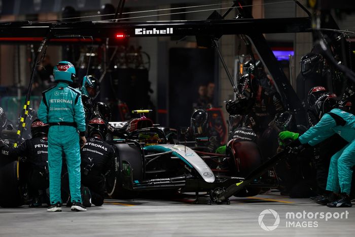 Lewis Hamilton, Mercedes F1 W15, hace una parada en boxes