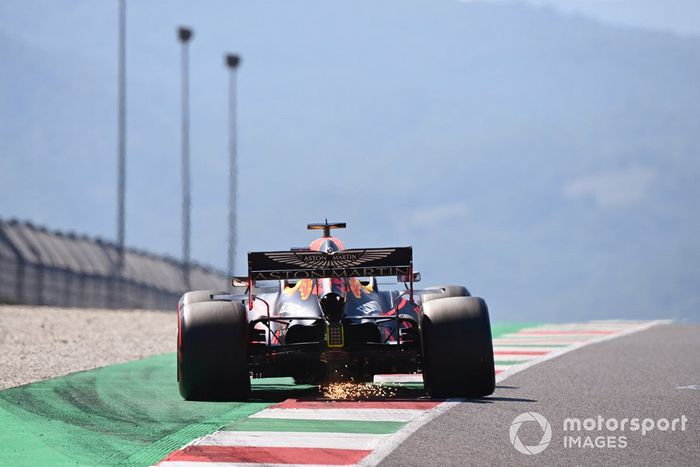 Max Verstappen, Red Bull Racing RB16 sacando chispas