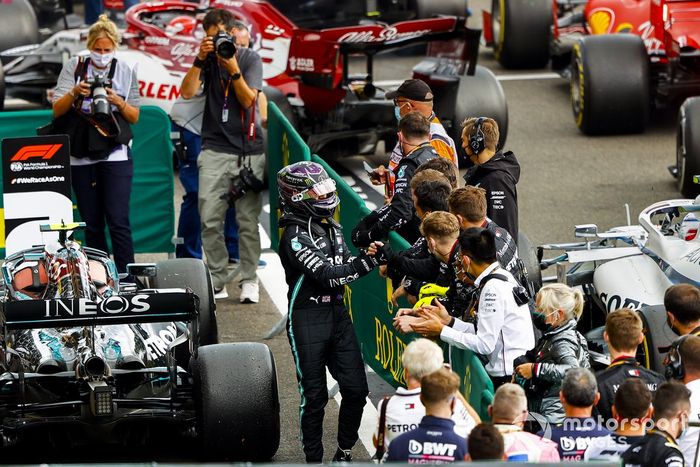 Ganador Lewis Hamilton, Mercedes-AMG F1 celebra en Parc Ferme 