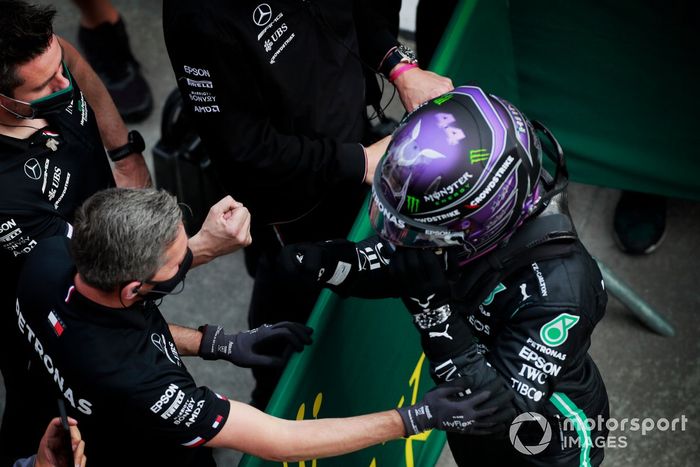 Pole Position de Lewis Hamilton, de Mercedes, celebra en el Parc Ferme con sus compañeros de equipo